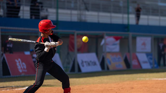 德媒：由于手指受伤，诺伊尔近两场都佩戴特制的四指手套参赛