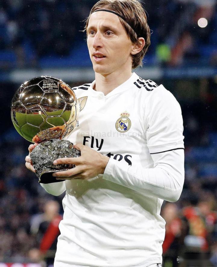 小孩哥！17岁卡尔成为欧冠最年轻连续3场进球球员