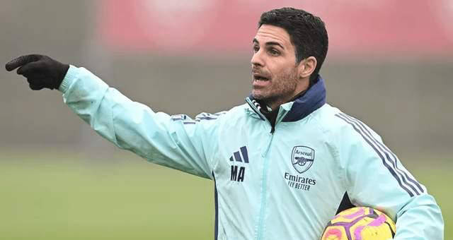 痛！女裁判扔球给希罗，不小心砸到了希罗的关键部位